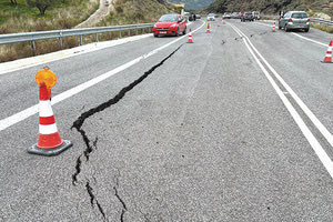 ρήγμα - καθίζηση του δρόμου