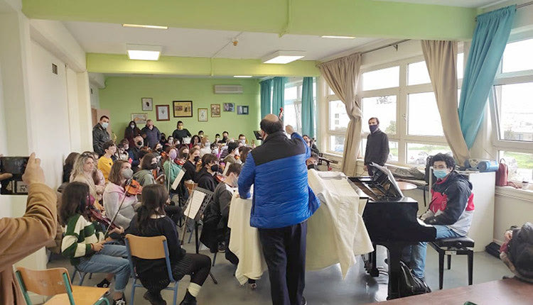 Στο Μουσικό Σχολείο ο μαέστρος και διευθυντής του Πολιτιστικού