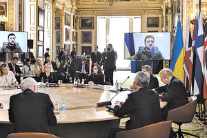 ο Ουκρανός πρόεδρος Βολοντίμιρ Ζελένσκι μιλώντας σε συνεδρίαση των ηγετών της Κοινής Εκστρατευτικής Δύναμης στο Λονδίνο