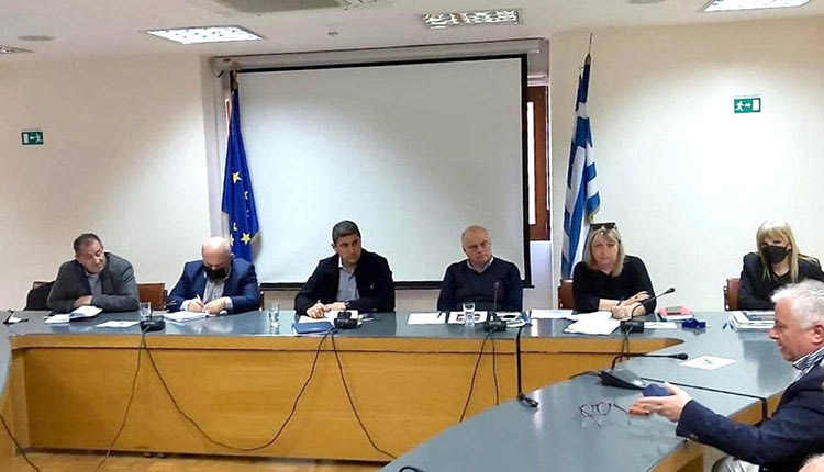 σύσκεψη στο Επιμελητήριο Ηρακλείου, παρουσία του υφυπουργού Αθλητισμού, κ. Λευτέρη Αυγενάκη για τα κρητικά προϊόντα
