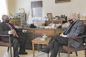 Στην Κρήτη, ο πρέσβης της Ινδίας Amrit Lugun ο οποίος επισκέφθηκε τον δήμαρχο Ηρακλείου κ. Β.Λαμπρινό.