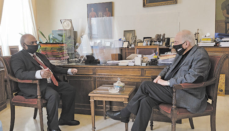 Στην Κρήτη, ο πρέσβης της Ινδίας Amrit Lugun ο οποίος επισκέφθηκε τον δήμαρχο Ηρακλείου κ. Β.Λαμπρινό.