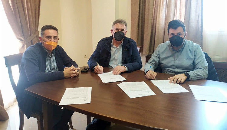 Στην υπογραφή δύο νέων συμβάσεων έργων προχώρησε ο δήμαρχος Μινώα Πεδιάδας Μανώλης Φραγκάκης