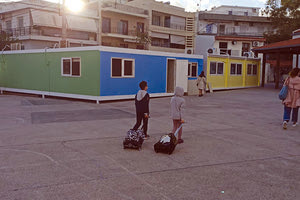 Στο σχολείο τους, έστω και σε οικίσκους, επέστρεψαν χθες όλοι οι μαθητές των 24ου και 31ου Δημοτικών σχολείων Ηρακλείου, πρώην Γερωνυμάκειου