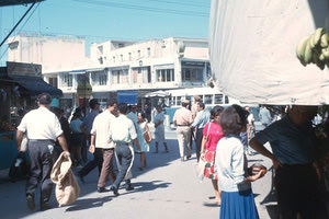 ΦΩΤΟΗΜΕΡΑΣ: Άνοιξη του 1963, στην αγορά του Ηρακλείου. Στο βάθος ο τροχονόμος στο Βαλιδέ Τζαμί.
