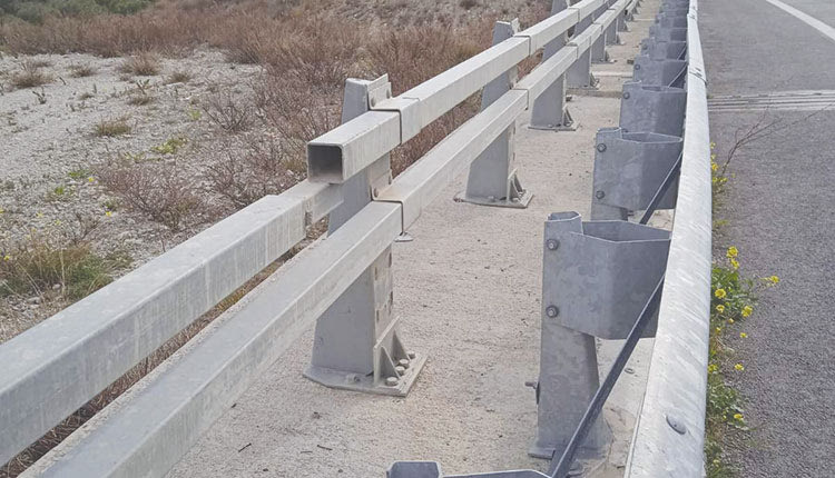 κλέβουν τις μπάρες από τον καινούριο δρόμο της Μεσσαράς