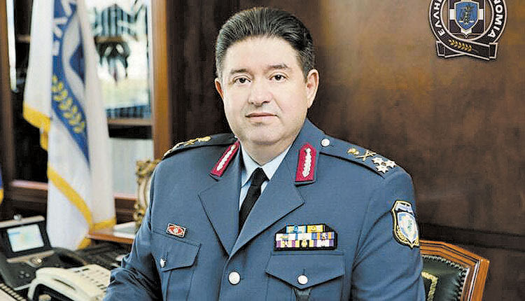 Ο κ. Καραμαλάκης αποχαιρέτησε τους αστυνομικούς στέλνοντάς τους e-mail