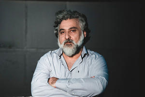 Ο ΗΘΟΠΟΙΟΣ, ΣΚΗΝΟΘΕΤΗΣ ΚΑΙ ΔΑΣΚΑΛΟΣ ΓΙΑΝΝΗΣ ΑΝΑΣΤΑΣΑΚΗΣ ΜΙΛΑ ΣΤΗΝ “Π” “Αν το κοινό επικοινωνήσει με την Ιουλιέτα μας θα χαρώ, γιατί πιστεύω σε ενα θέατρο επιδραστικό”