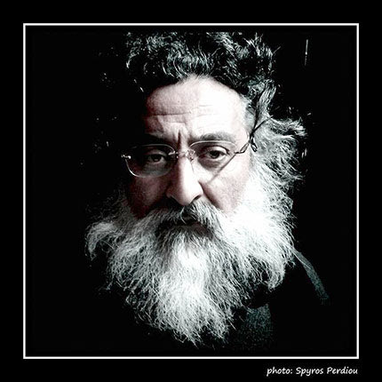 Η δουλειά του ηθοποιού, με τρομάζει καμιά φορά. Νομίζω πως το σανίδι ενισχύει τη ματαιοδοξία μους, σκηνοθέτης, δάσκαλος. Ποιο ρόλο απολαμβάνετε περισσοτερο; -Η θεατρική σκηνοθεσία αισθάνομαι πως είναι πιο σύνθετη διαδικασία και μου δίνει μεγαλύτερη χαρά. Το παραδέχομαι. Αλλά κι η διδασκαλία μου έχει δώσει μεγάλη ικανοποίηση. Είναι ωραίο να μεταδίδεις τη γνώση και να θαυμάζεις τους μαθητές σου που προκόβουν στην πορεία. Όσο για τη δουλειά του ηθοποιού, ξέρετε, με τρομάζει καμιά φορά. Νομίζω πως το σανίδι ενισχύει τη ματαιοδοξία μου, λαχταρώ το χειροκρότημα κι αγχώνομαι όταν το κοινό δεν έχει ενθουσιαστεί. Προσωπική αναπηρία, μάλλον! Είμαι πολύ πιο χαλαρός όταν παίζω σε ταινίες ή στην τηλεόραση. Και νομίζω ότι, πράγματι, χαίρομαι περισσότερο την… κάμερα! -Το ελληνικό θέατρο ζει στην εποχή του meToo. Ποιά είναι η άποψη σας; Είναι θλιβερά κι αποτρόπαια όσα έχουν συμβεί. Εύχομαι να έρθει η κάθαρση και να προχωρήσουμε με τον σεβασμό και το ήθος που απαιτεί η καλλιτεχνική μας ιδιότητα. Μπράβο σε όσες κι όσους βρήκαν τη δύναμη να καταγγείλουν τέτοιες συμπεριφορές. Είμαι βέβαιος ότι η Δικαιοσύνη θα αποδώσει τιςευθύνες και οι ένοχοι θα τιμωρηθούν. Αντίστοιχα φαινόμενα συμβαίνουν και σε άλλους κοινωνικούς χώρους κι είναι, πιστεύω, η ώρα να καθαρίσει ο τόπος. Φτάνει πιά! -“Ας πειστούμε να γίνουμε αισιόδοξοι” είχατε πει ότι είναι η φιλοσοφία της ζωής σας. Μετά από την 10ετη κρίση, την πανδημία και τον πόλεμο χωρίς ανάσα το πιστευετε ακόμα; -Δεν γίνεται να μην το πιστεύω. Παλεύω με την απαισιοδοξία που μας κατακλύζει, αντιστέκομαι με όλες μου τις δυνάμεις στην απογοήτευση και στο φόβο που μας περιβάλλουν. Και δε νιώθω καθόλου μόνος. Πάρτε παράδειγμα το Ηράκλειο, καλή ώρα! Γύρω μας είναι πολλοί που αγωνίζονται κι ελπίζουν. Αν κι εμείς που θέλουμε να θεωρούμαστε καλλιτέχνες, «άνθρωποι του πολιτισμού», χάσουμε την πίστη μας στον άνθρωπο, τότε τι θα σκεφθεί το κοινό μας; Υπάρχουμε για να σμίγουμε τις αναπνοές των ανθρώπων, εμπνεόμαστε από τη δική τους ύπαρξη, αναζητούμε την Αλήθεια, την Ελπίδα, το Φως. Κι όλοι μας ξέρουμε πως υπάρχει το Φως αυτό. Ε, λοιπόν, είμαι σίγουρος ότι η ανθρωπότητα θα βρει τη λύση στο τέλος. Και δε θάναι ο πόλεμος η λύση. Θάναι η Αλληλεγγύη, η Αγάπη, η Ειρήνη. Ελπίζω μονάχα να μη μας πάρει πολύν καιρό ακόμα. 