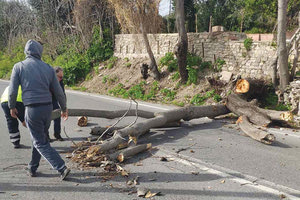 Οι νοτιάδες… σήκωσαν και τις πέτρες