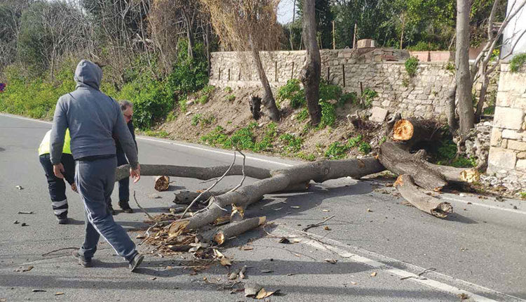 Οι νοτιάδες… σήκωσαν και τις πέτρες