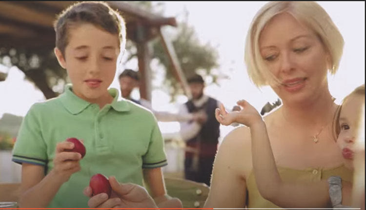 Με ένα ακόμα προσεγμένο βίντεο, σε σκηνοθεσία Θοδωρή Παπαδουλάκη, η Περιφέρεια Κρήτης απευθύνει κάλεσμα στους ξένους επισκέπτες, για να ζήσουν τη μοναδικότητα του Πάσχα στο νησί μας.