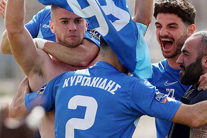 Ο Ποζατζίδης «πνίγεται» στις αγκαλιές των συμπαικτών του μετά το χατ τρικ που έκανε