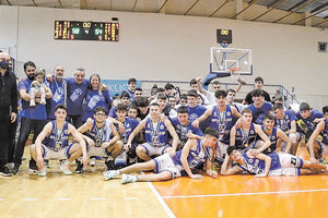 Οι παίκτες του «Ηράκλειο» με το κύπελλο και τα μετάλλιά τους μετά την κατάκτηση του τίτλου