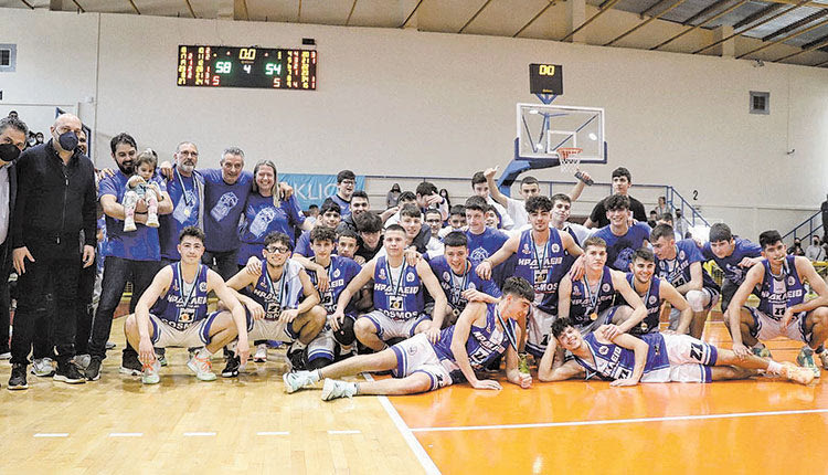 Οι παίκτες του «Ηράκλειο» με το κύπελλο και τα μετάλλιά τους μετά την κατάκτηση του τίτλου