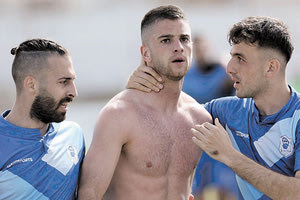 Ο Ποζατζίδης «πνίγεται» στις αγκαλιές των συμπαικτών του μετά το χατ τρικ που έκανε