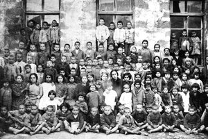 ΦΩΤΟΗΜΕΡΑΣ: ΠΡΟΠΟΛΕΜΙΚΗ ΦΩΤΟΓΡΑΦΙΑ από το Σχολείο στον Δραπανιά Χανίων. Δείτε πόσα παιδιά είχε τότε το χωριό! Σήμερα έχει 400 κατοίκους!