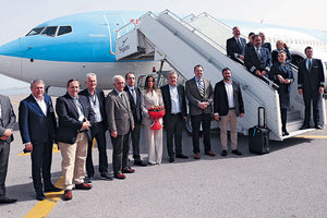 Αναμνηστική φωτογραφία μετά τη «βάπτιση» του “Ηράκλειο” από την Ειρήνη Βασιλείου