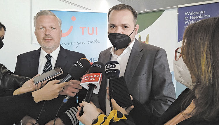 Ο επικεφαλής της TUI Fly κ. Oliver Lackmann με τον υπεύθυνο Επικοινωνίας κ. Β. Γεωργίου