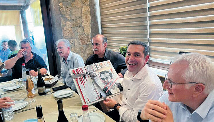 Του χάρισαν πίνακα  Πολύς κόσμος περίμενε τον Αλέξη Τσίπρα και στον Προφήτη Ηλία