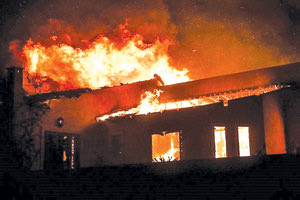 Οι δύο αποθήκες κάηκαν ολοσχερώς