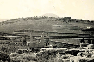 ΦΩΤΟΗΜΕΡΑΣ: 1941, καλοκαίρι. Γερμανοί στρατιώτες φωτογραφίζονται στον αρχαιολογικό χώρο της Κνωσού. Πίσω τους διακρίνεται ο κεντρικός δρόμος (χωμάτινος τότε) και στο βάθος ο Γιούχτας.