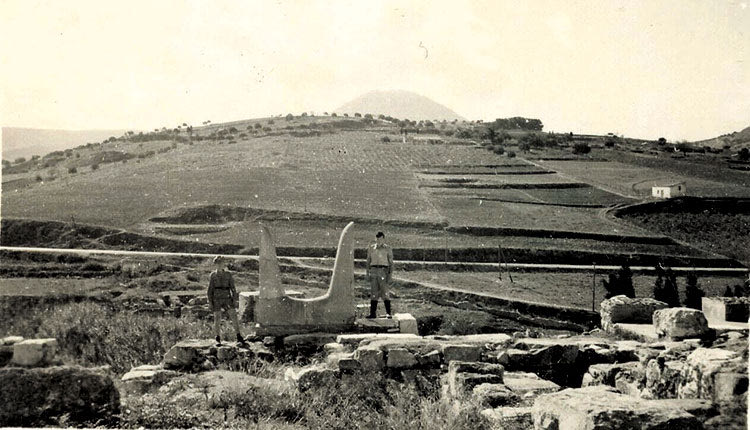 ΦΩΤΟΗΜΕΡΑΣ: 1941, καλοκαίρι. Γερμανοί στρατιώτες φωτογραφίζονται στον αρχαιολογικό χώρο της Κνωσού. Πίσω τους διακρίνεται ο κεντρικός δρόμος (χωμάτινος τότε) και στο βάθος ο Γιούχτας.