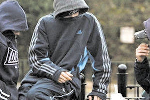 Σπείρα ανηλίκων ληστεύει περαστικούς και σκορπά τον τρόμο