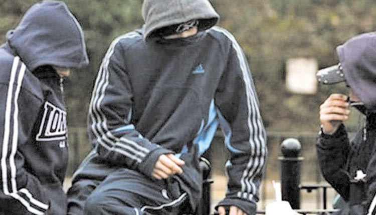 Σπείρα ανηλίκων ληστεύει περαστικούς και σκορπά τον τρόμο
