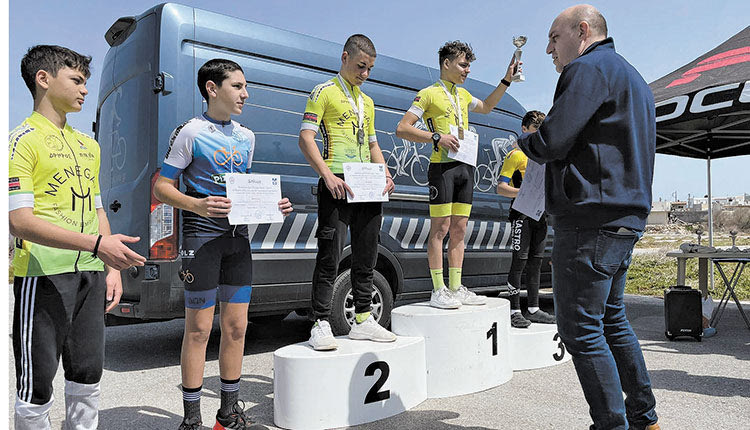 `  Ο αντιδήμαρχος κ. Βαρδαβάς στις απονομές