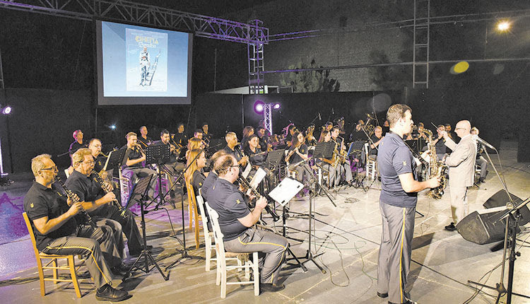 Διευθύνοντας  τη Φιλαρμονική