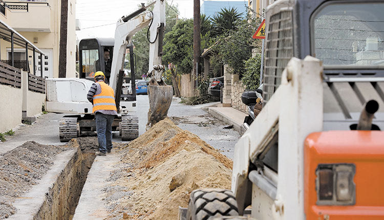 ΓΙΑ ΤΟ ΕΜΒΛΗΜΑΤΙΚΟ ΕΡΓΟ  Στα εργοτάξια της ΔΕΥΑΗ  Λαμπρινός και Βουρεξάκης 