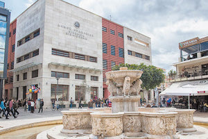 ΟΙ ΕΥΘΥΝΕΣ, Η ΕΛΛΕΙΨΗ ΠΡΟΣΩΠΙΚΟΥ ΚΑΙ Ο ΜΟΝΟΔΡΟΜΟΣ Ο αργός θάνατος της Βικελαίας Βιβλιοθήκης