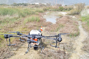 Ξεκίνησαν οι πρώτοι έλεγχοι στο πεδίο και οι πρώτοι ψεκασμοί από την 1η Μαρτίου, στο πλαίσιο του υπό εξέλιξη τριετούς προγράμματος «Ολοκληρωμένη Καταπολέμηση Κουνουπιών 2020-2022» της Περιφέρειας Κρήτης. Το πρόγραμμα περιλαμβάνει τόσο επίγειους, όσο και από αέρος, σε δύσβατες περιοχές, ψεκασμούς σε όλη την Κρήτη, με στόχο την καταπολέμηση των κοινών και ανωφελών κουνουπιών αφενός στο υδρόβιο στάδιο (αυγό– προνύμφη–νύμφη), αφετέρου στο «τέλειο» έντομο. Χθες, πραγματοποιήθηκε ψεκασμός από αέρος με χρήση drone στην εκβολή του Αλμυρού ποταμού, στον Δήμο Μελεβιζίου, παρουσία του αντιπεριφερειάρχη Ηρακλείου, κ. Νίκου Συριγωνάκη, του αντιπεριφερειάρχη Δημόσιας Υγείας και Κοινωνικής Πολιτικής, κ. Λάμπρου Ν. Βαμβακά, του αν. προϊσταμένου της Διεύθυνσης Δημόσιας Υγείας, κ. Μανόλη Λουμπούνη, του αν. προϊσταμένου του Τμήματος Δημόσιας και Περιβαλλοντικής Υγιεινής, κ. Αντώνη Παπαδάκη, και του εκπροσώπου της εταιρείας «Οικοανάπτυξη Α.Ε.», κ. Γιώργου Βλάχου. Οι ψεκασμοί πραγματοποιούνται συντονισμένα βάσει εβδομαδιαίου προγράμματος σε όλες τις περιφερειακές ενότητες της Κρήτης. Το εβδομαδιαίο πρόγραμμα των ψεκασμών αναρτάται σε ειδική ενότητα που έχει διαμορφωθεί στην ιστοσελίδα της Περιφέρειας, με σκοπό την πληρέστερη ενημέρωση των φορέων και των πολιτών. Τέλος, για την αναφορά τυχόν αυξημένων προβλημάτων όχλησης, αλλά και για πληροφορίες σχετικά με το εκτελούμενο έργο, λειτουργεί η ανοικτή γραμμή επικοινωνίας 8001124424 στην οποία μπορεί να απευθύνεται ο πολίτης χωρίς χρέωση, τις εργάσιμες ημέρες από τις 9:00 το πρωί έως τις 5:00 το απόγευμα. Επίσης, οι πολίτες μπορούν να απευθύνονται και στο τηλέφωνο 2310 678910 τις εργάσιμες ημέρες από τις 9:00 το πρωί έως τις 5:00 το απόγευμα. Ευρωπαϊκό Βραβείο Καινοτομίας Για το Ευρωπαϊκό Σύστημα Έγκαιρης Διάγνωσης, στο οποίο συμμετέχει και η Περιφέρεια Κρήτης, απονεμήθηκε το 1ο Βραβείο από το Ευρωπαϊκό Συμβούλιο Καινοτομίας, ένα από τα έξι μεγάλα βραβεία Horizon Prize που έχουν απονεμηθεί από συστάσεως του Συμβουλίου από το 2015 και μετά σε πρωτοβουλίες και δράσεις ανάπτυξης καινοτόμων στρατηγικών στην αντιμετώπιση μεγάλων κοινωνικών προκλήσεων. Το σύστημα αυτό έχει δημιουργηθεί από το «Κέντρο Επιστημών Παρατήρησης της Γης και Δορυφορικής Τηλεπισκόπησης BEYOND» του Εθνικού Αστεροσκοπείου Αθηνών, σε συνεργασία με φορείς δημόσιας υγείας, ερευνητικά ιδρύματα και φορείς καταπολέμησης των κουνουπιών από επτά ευρωπαϊκές χώρες. Όπως επεσήμανε ο κ. Βαμβακάς, «στο πλαίσιο του Προγράμματος αυτού συγκεντρώνονται χρονοσειρές πολύτιμων εντομολογικών, περιβαλλοντικών και επιδημιολογικών δεδομένων από το πεδίο, από δορυφόρους, καθώς και από τα νοσοκομεία, με σκοπό τη βελτίωση της ετοιμότητας της Ευρώπης ως προς την καταπολέμηση των ασθενειών που μεταδίδονται από έντομα-διαβιβαστές και την προστασία της Δημόσιας Υγείας». Ο κ. Συριγωνάκης από την πλευρά του ανέφερε: «Η καταπολέμηση κουνουπιών είναι ένα ζήτημα μέγιστης σημασίας για τους συμπολίτες μας και ταυτόχρονα ένα πολυπαραγοντικό πρόβλημα που αφορά όχι μόνο την υγεία και την ποιότητα ζωής όλων μας, αλλά και τη βιωσιμότητα του φυσικού περιβάλλοντος. Για την Περιφέρεια Κρήτης, το Πρόγραμμα Καταπολέμησης Κουνουπιών αποτελεί προτεραιότητα και οι Διευθύνσεις Δημόσιας Υγείας της Περιφέρειας και των Περιφερειακών Ενοτήτων πράττουν τα μέγιστα για την ορθή του εφαρμογή και την απρόσκοπτη υλοποίηση του, αξιοποιώντας μεθόδους και συστήματα που βρίσκονται στην αιχμή της τεχνολογίας».