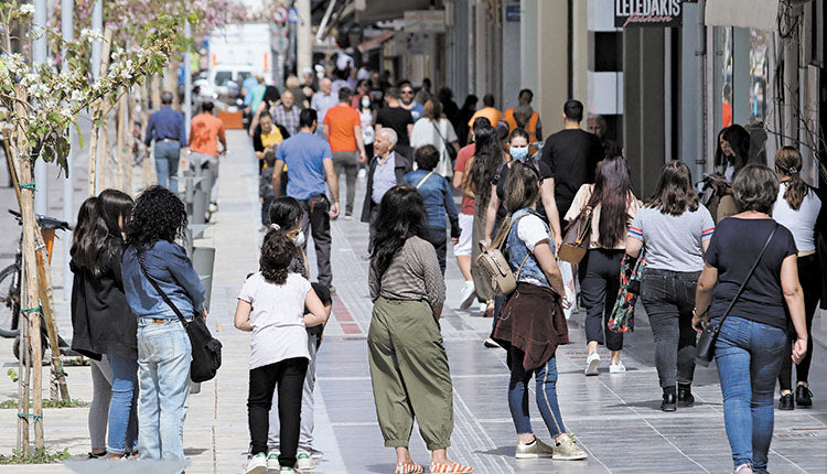    Το πασχαλινό ωράριο  Με την ελπίδα για τόνωση της τοπικής αγοράς, αλλά και χαμηλές προσδοκίες λόγω συνθηκών, προχωρά στην υιοθέτηση του πασχαλινού ωραρίου ο Εμπορικός Σύλλογος Ηρακλείου