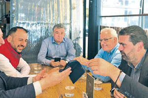 Ο φωτογραφικός φακός έπιασε τον Στ. Αρναουτάκη, τον πρόεδρο του Συμβουλίου Π. Μπαριτάκη, τον αντιπεριφερειάρχη Λ. Βαμβακά και τους Κ. Φασουλάκη, Στ. Τζεδάκη να απολαλμβάνουν τον καφέ το μεσημέρι του Σαββάτου στην πλατεία