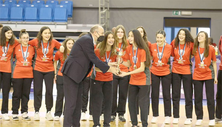 Ο πρόεδρος της ΕΟΚ κ. Λιόλιος απένειμε στις κορασίδες του Ανδρογέα το πρώτο κύπελλο στην ιστορία του συλλόγου