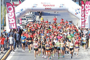 Δύο χιλιάδες περίπου Ηρακλειώτες συμμετείχαν στο φετινό Run Greece που έγινε στην παραλιακή