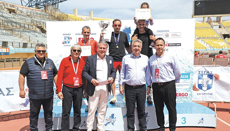 Ο κ. Αρναουτάκης με στελέχη του ΣΕΓΑΣ στην απονομή των 10 χιλ.