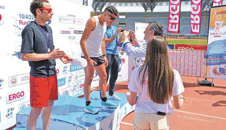 Ο κ. Πιτσούλης βραβεύει τον πρώτο στα 5 χιλ.