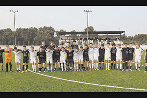 Οι νεαροί ποδοσφαιριστές του Ερασιτέχνη και της ΠΑΕ ΟΦΗ που αγωνίστηκαν στο φιλικό