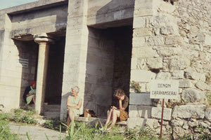 H φωτογραφία της ημέρας: Κάποιες φίλες ταξιδεύουν από την Ευρώπη στην Κρήτη και επισκέπτονται την Κνωσό (δεκαετία ’60-’70)