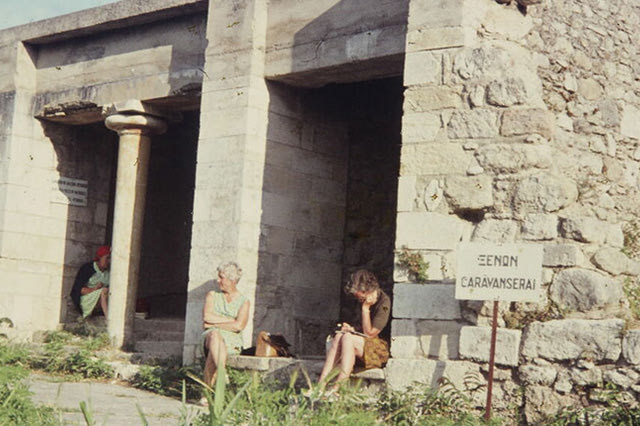 H φωτογραφία της ημέρας: Κάποιες φίλες ταξιδεύουν από την Ευρώπη στην Κρήτη και επισκέπτονται την Κνωσό (δεκαετία ’60-’70)