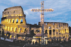 ΤΗ ΜΕΓΑΛΗ ΠΑΡΑΣΚΕΥΗ ΤΩΝ ΚΑΘΟΛΙΚΩΝ Μια ρωσική και μια ουκρανική οικογένεια θα σηκώσουν τον Σταυρό στο Κολοσσαίο