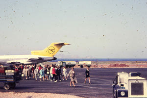 ΦΩΤΟΗΜΕΡΑΣ: 1971. Στο αεροδρόμιο Ηρακλείου φτάνει πτήση από τη Γερμανία με τουρίστες που έρχονται στην Κρήτη.