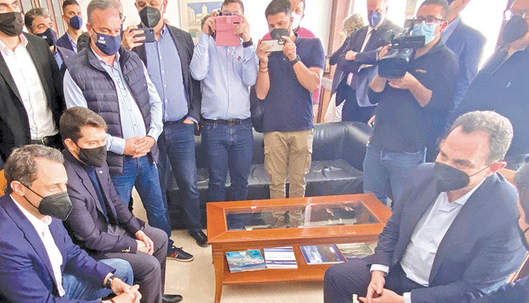 Ιδιαίτερη ήταν η αναφορά του υπουργού Αγροτικής Ανάπτυξης, των συνεργατών του, αλλά και των τοπικών βουλευτών, στο πρόσωπο του προέδρου του Αγροτικού Συλλόγου Τυμπακίου Δήμου Φαιστού, Μανώλη Ορφανουδάκη, που συμμετείχε στη συνάντηση στο γραφείο του δημάρχου Γρηγόρη Νικολιδάκη.