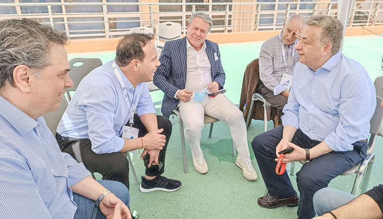 αρναουτακης στηριζει