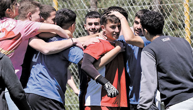 Στις αγκαλιές των συμπαικτών του “πνίγεται” ο Κότσι που έπιασε δύο πέναλτι