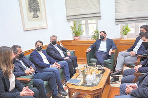 Από τη χθεσινή συνάντηση στην Περιφέρεια