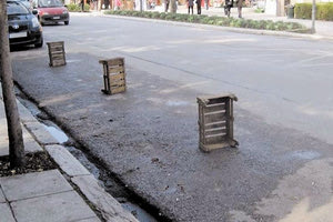 ΕΠΙΧΕΙΡΗΣΗ... ΣΚΟΥΠΑ Μαζεύοντας... “καβάτζες” για το πάρκινγκ!